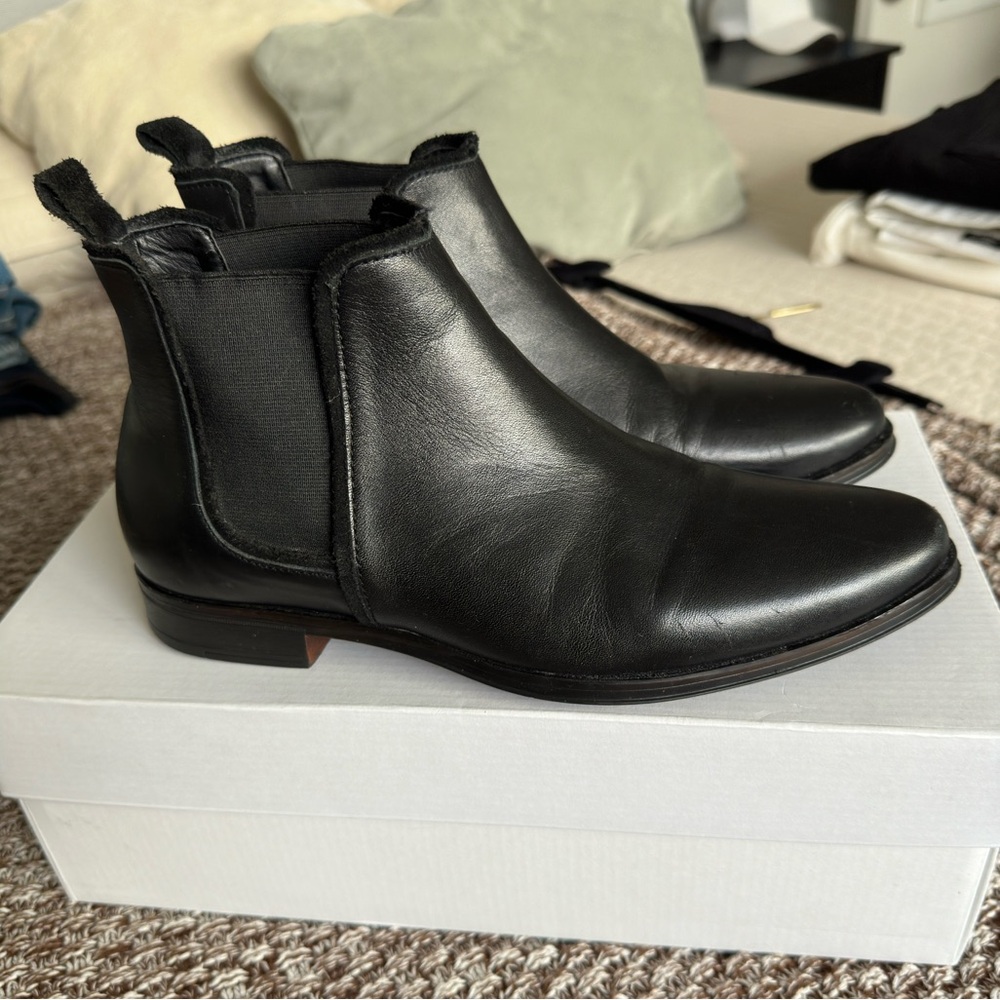 Men’s ASOS chelsea boot, size 6